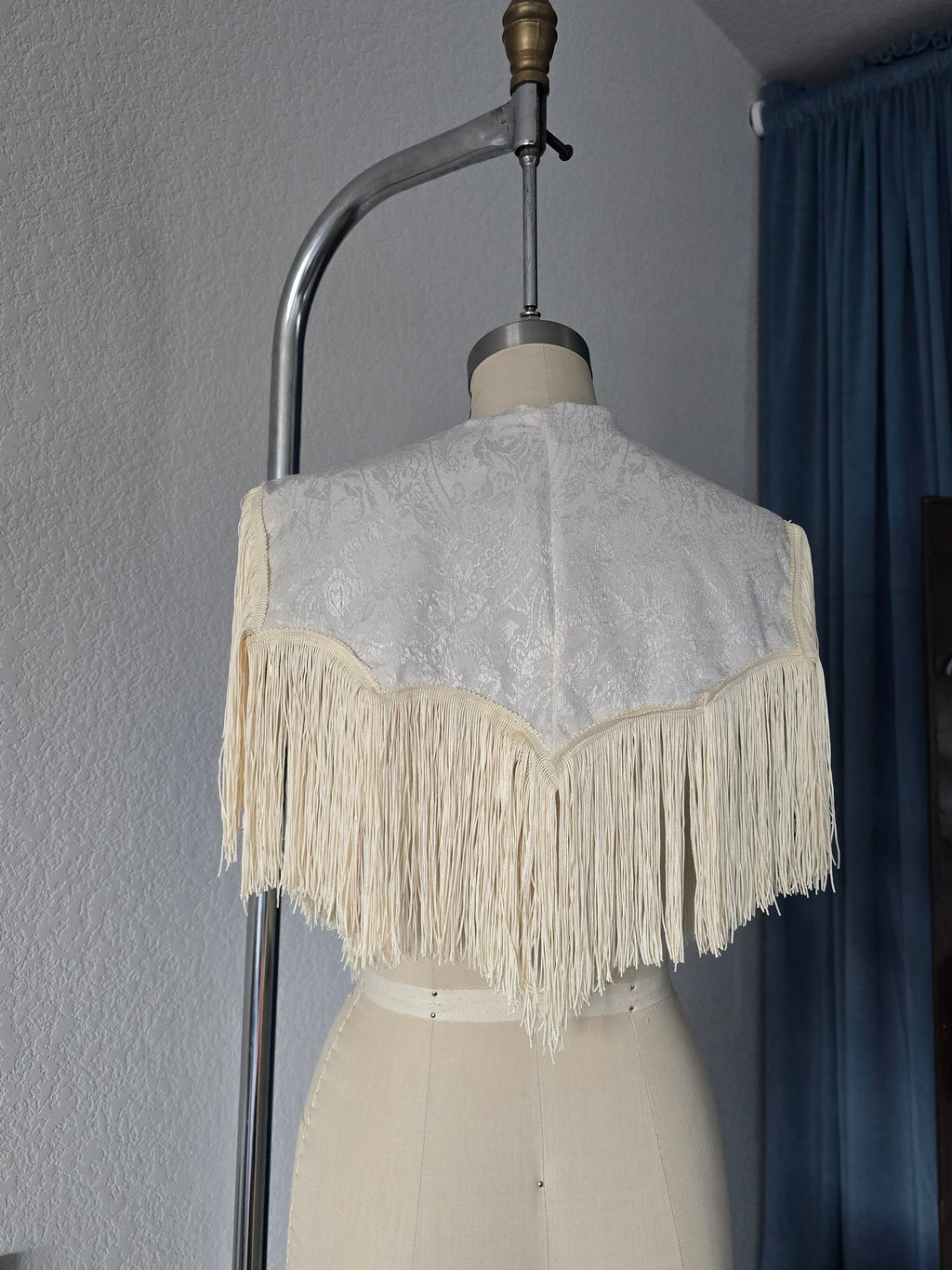 Sandra Shoulder Cape| Ivory Damask