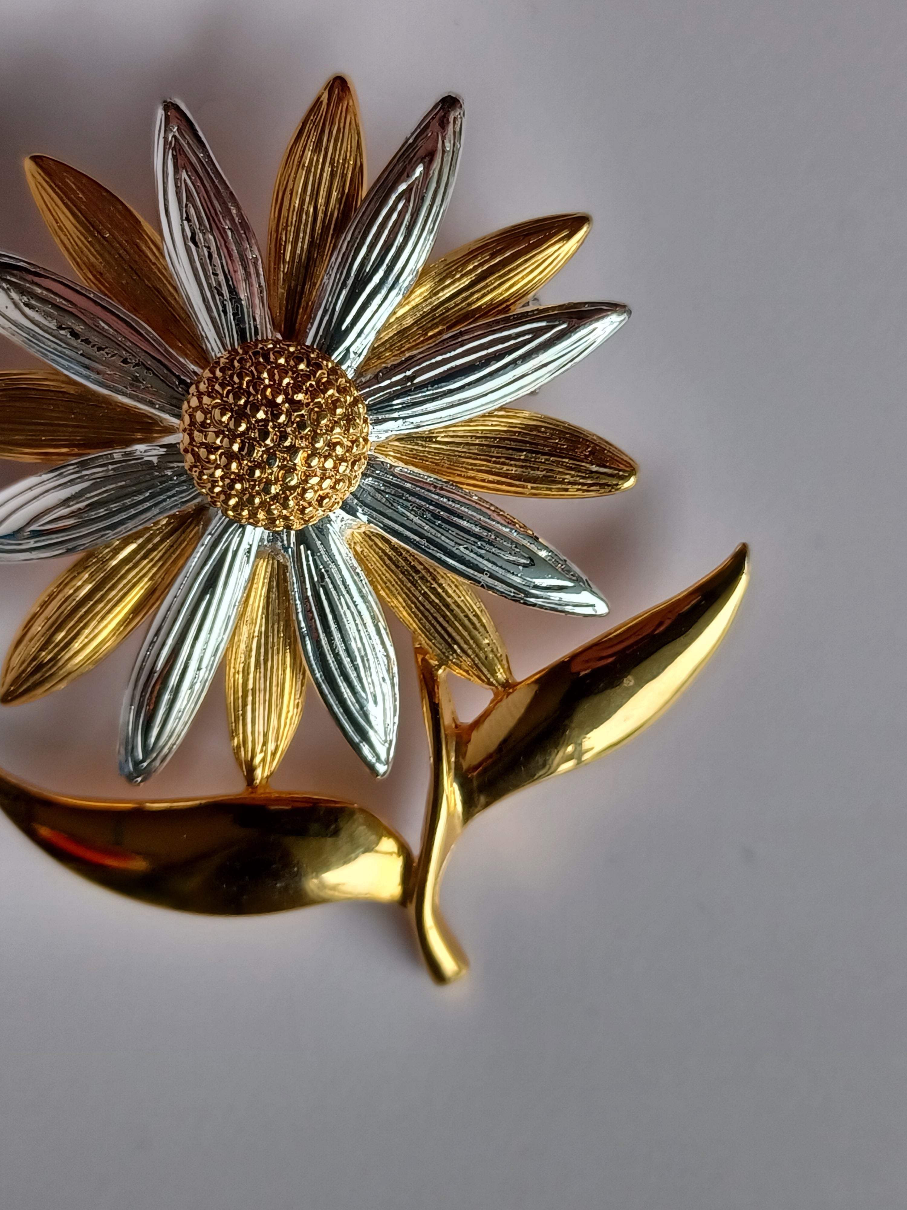 Vintage Two-Toned Daisy Brooch