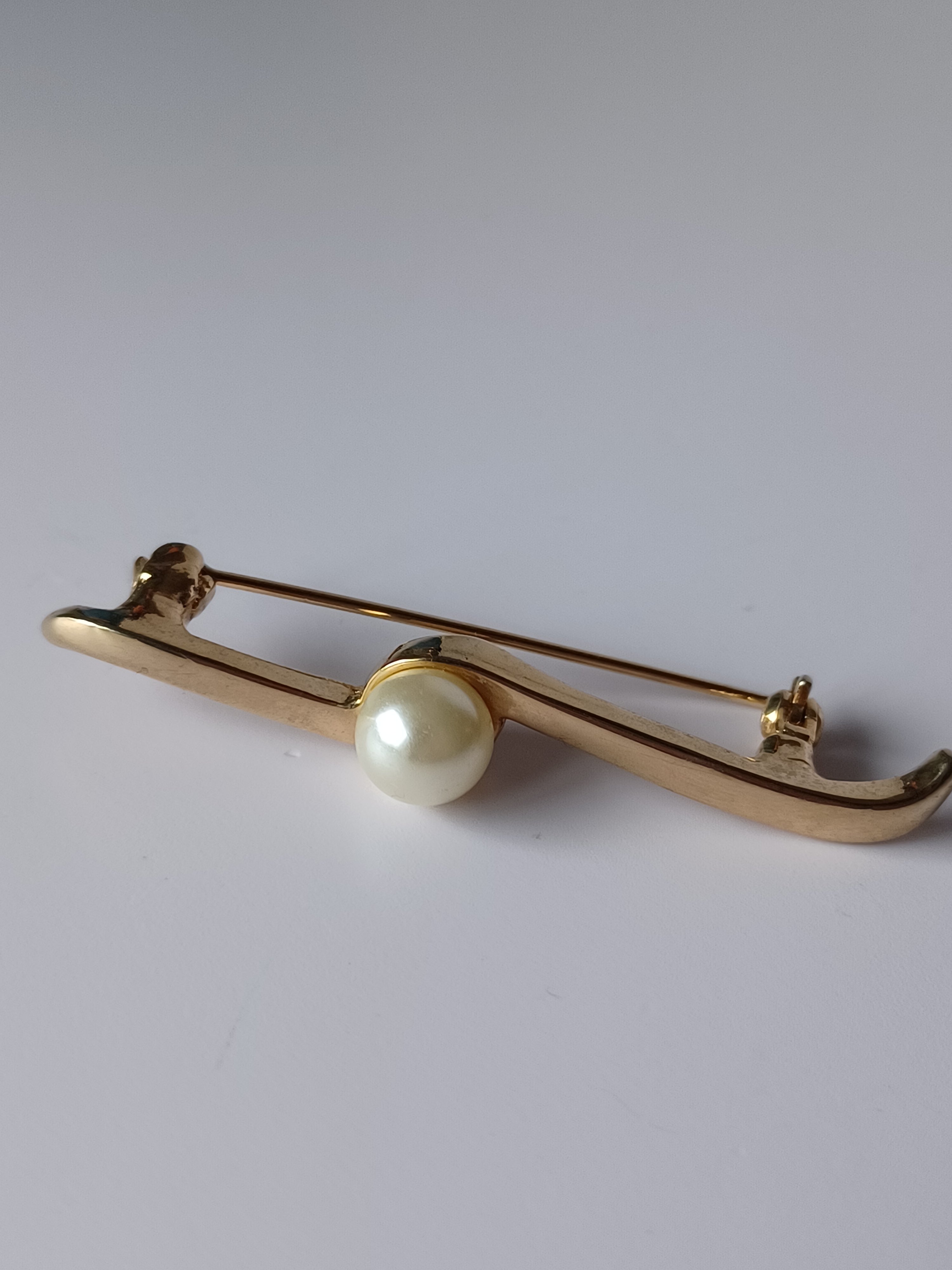 60's Curved Pearl Brooch